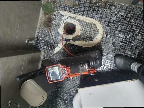 아산시 남동 하수구막힘 세척 후 물이 원활하게 내려가는지 통수 상태를 확인하는 모습
