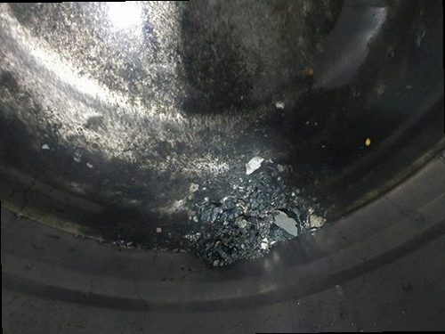 아산시 하수구막힘 싱크대 하부 배관과 연결 부위를 점검하는 현장