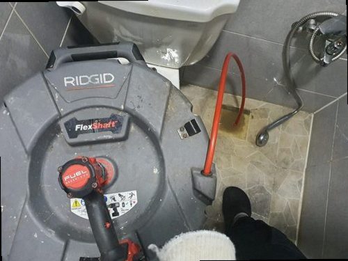 아산시 법곡동 하수구막힘 배관 내부 점검 장비를 사용해 막힘 위치를 확인하는 과정