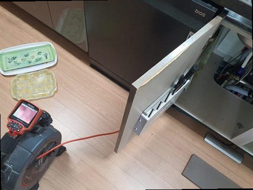 아산시 실옥동 하수구막힘 배관 내부 이물질을 정리한 뒤 배수 흐름을 확인하는 모습