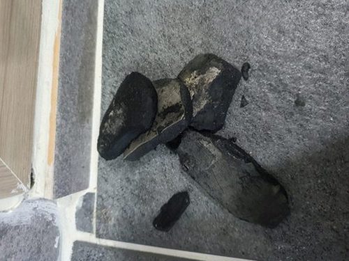 아산시 하수구막힘 배수구 거름망을 정리하고 세면대 주변을 닦는 관리 장면