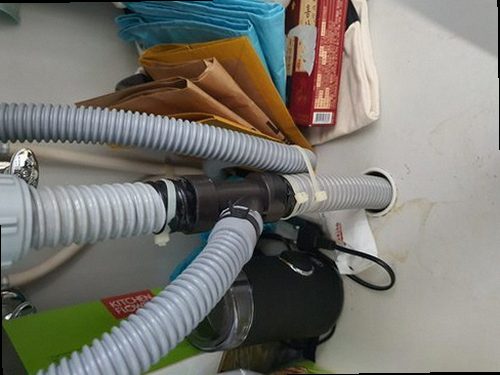 아산시 탕정면 하수구막힘 배관 점검과 세척 후 배수 상태를 확인하는 모습