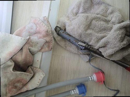 아산시 하수구막힘 배관 정비 후 물 흐름과 주변 상태를 확인하는 모습