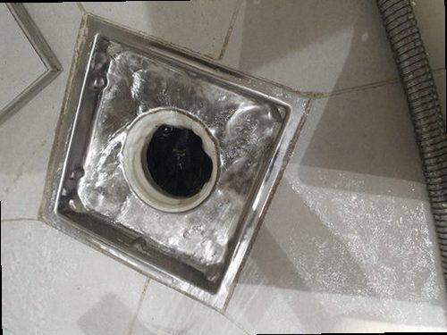 아산시 하수구막힘 배관 내부 점검과 통수 상태를 확인하는 작업 모습