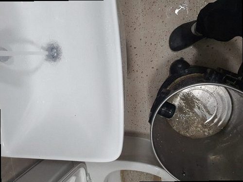 아산시 도고면 하수구막힘 배수구 주변과 트랩 상태를 확인하는 점검 모습