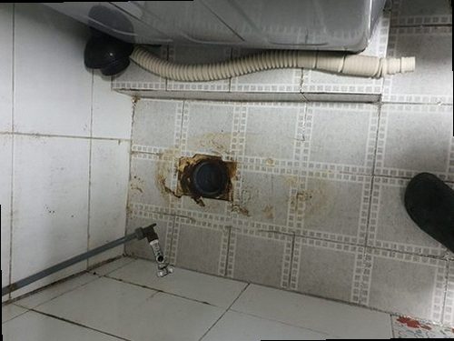 아산시 장존동 하수구막힘 배관 점검 후 배수 상태와 주변 정리를 확인하는 모습